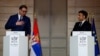 Francuski predsednik Emanuel Makron (desno) i predsednik Srbije Aleksandar Vučić (levo) održavaju zajedničku konferenciju za novinare uoči radne večere u predsedničkoj Jelisejskoj palati u Parizu 8. aprila 2024. godine.