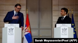 Francuski predsednik Emanuel Makron (desno) i predsednik Srbije Aleksandar Vučić (levo) održavaju zajedničku konferenciju za novinare uoči radne večere u predsedničkoj Jelisejskoj palati u Parizu 8. aprila 2024. godine.