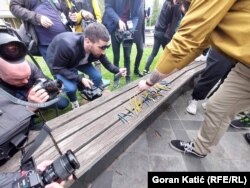 Novinari su simbolično lomili olovke ispred Skupštine RS pred početak rasprave o uvođenju visokih kazni za klevetu, Banjaluka, 14. mart 2023. godine