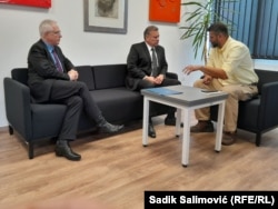 Ambasador Sjedinjenih Američkih Država Michael Murphy (lijevo), specijalni američki izaslanik za Zapadni Balkan Gabriel Escobar i direktor Memorijalnog centra u Potočarima Emir Suljagić (desno), Srebrenica, 29. august 2023.