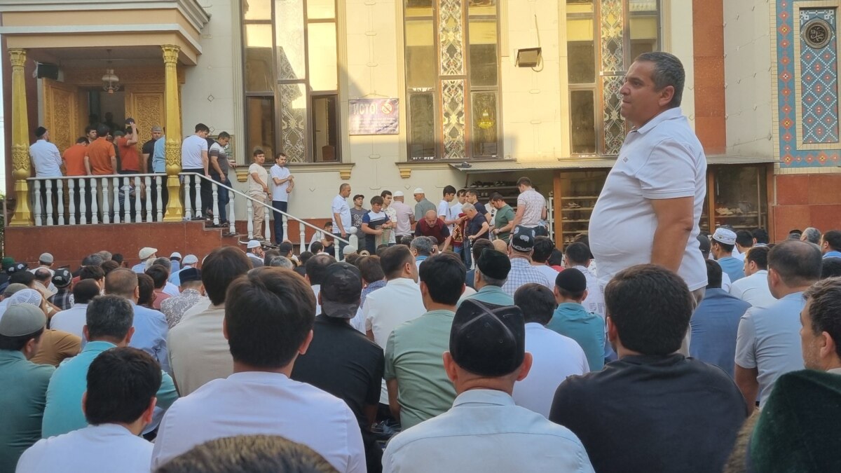 Намози Иди Қурбон ва "Идгардак"-и кӯдакон дар Тоҷикистон