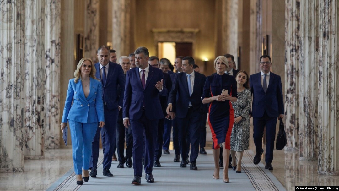 Ministrul Familiei, Gabriela Firea, prim-ministrul Marcel Ciolacu și ministrul Culturii, Raluca Turcan, înainte de prima ședință a cabinetului Ciolacu, 15 iunie 2023. 