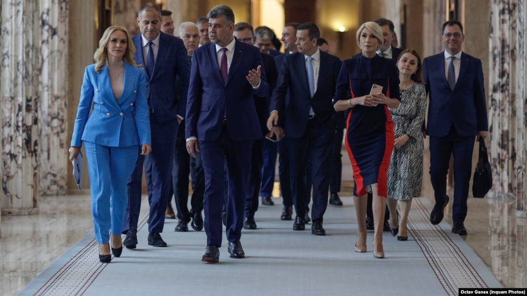 Marcel Ciolacu, noul premier al României, alături de o parte din miniștrii din cabinetul său. Guvernul condus de liderul social-democrat are 18 ministere, ocupate egal de PSD și PNL. 