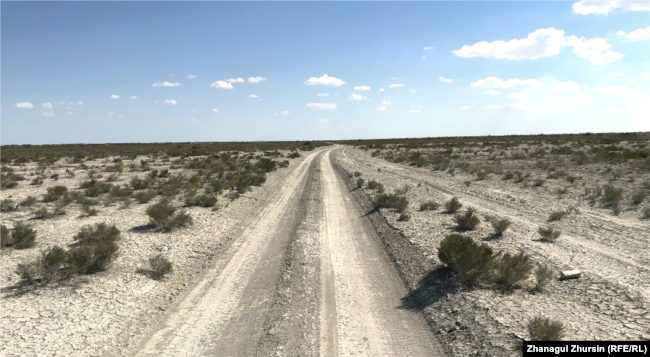 La strada che porta al Piccolo Lago d'Aral è prevalentemente terreno desertico.