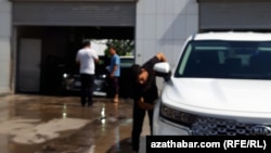 Awtoýuwalgada ulag ýuwýan ýetginjek (Arhiw suraty)