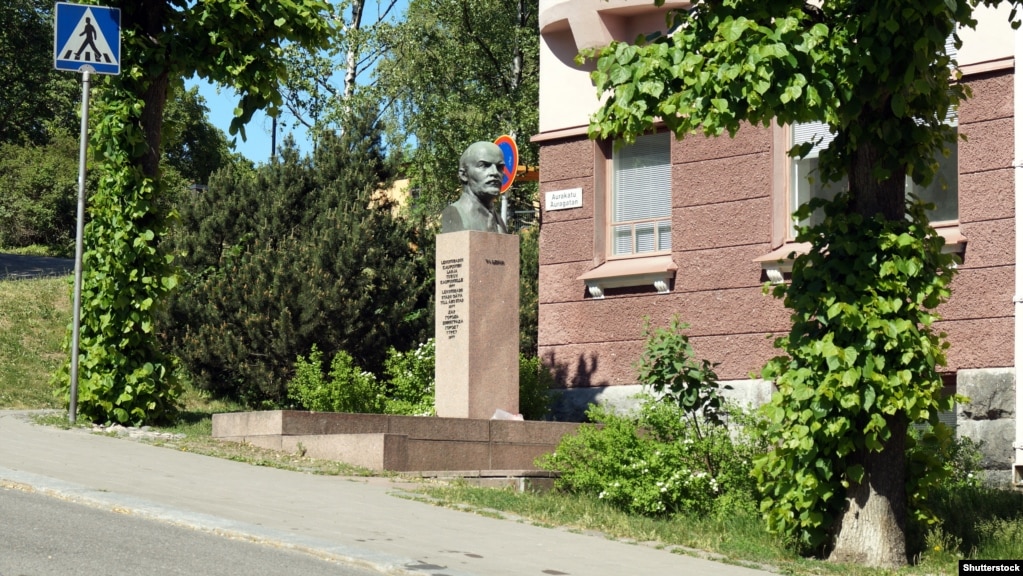 Një monument për themeluesin sovjetik, Vladimir Lenin, në Turku, Finlandë, fotografuar në vitin 2018. Busti u paraqit si dhuratë nga qyteti binjakëzuar i Turkut, Leningrad (tani Shën Petersburg) në vitin 1977. Në prill 2022, monumenti u hoq dhe u vendos të ruhet, por në tetor të vitit 2023 një gjykatë vendosi se heqja ishte e paligjshme, duke rritur mundësinë që Lenini të mund të kthehej në vend.