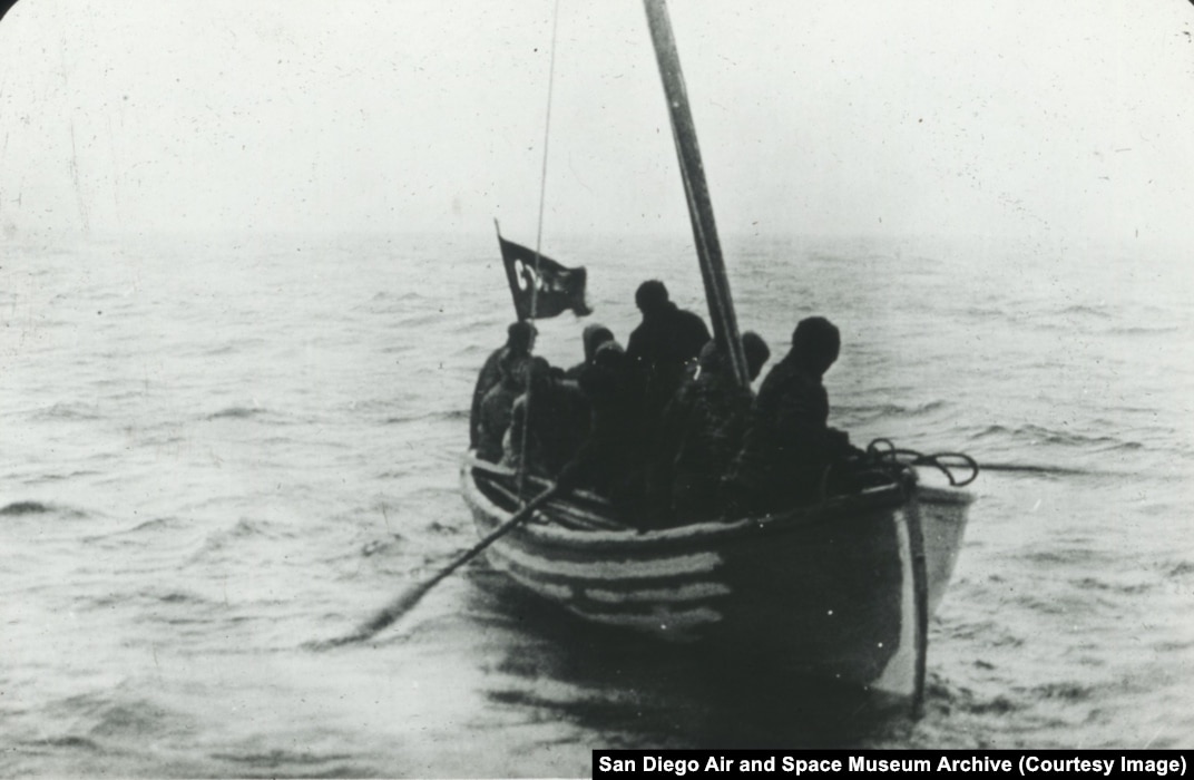 Një barkë plot ushtarë sovjetikë dhe burra me rroba civile, e nisur për t'u takuar me pilotët e aeroplanëve ujorë amerikanë pranë brigjeve të Ishujve të Komandantit.