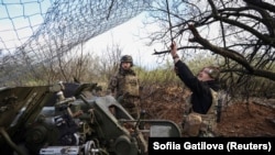نیرو های اوکراینی در یکی از مناطق جنگ زده در اوکراین 