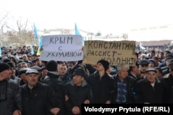 Проукраїнський мітинг біля будівлі Верховної Ради АРК у Сімферополі, 26 лютого 2014 року
