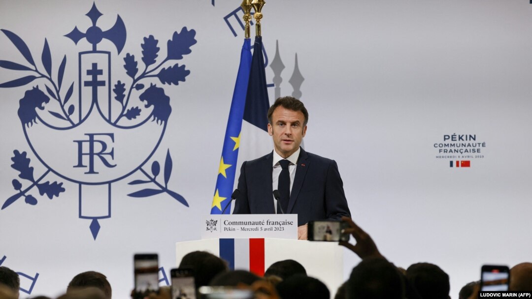 Francuski predsednik Emanuel Makron govori u ambasadi te zemlje u Pekingu, 5. april 2023. 