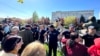 Oamenii legii au făcut un cordon în fața Universității de Stat din Comrat unde are loc întâlnirea Maiei Sandu și a aleșilor locali din autonomia Găgăuză.
