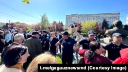 Oamenii legii au făcut un cordon în fața Universității de Stat din Comrat unde are loc întâlnirea Maiei Sandu și a aleșilor locali din autonomia Găgăuză.