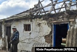 Михайло Ляшковський біля розбитого сараю, село Миролюбівка на Херсонщині, квітень 2024 року