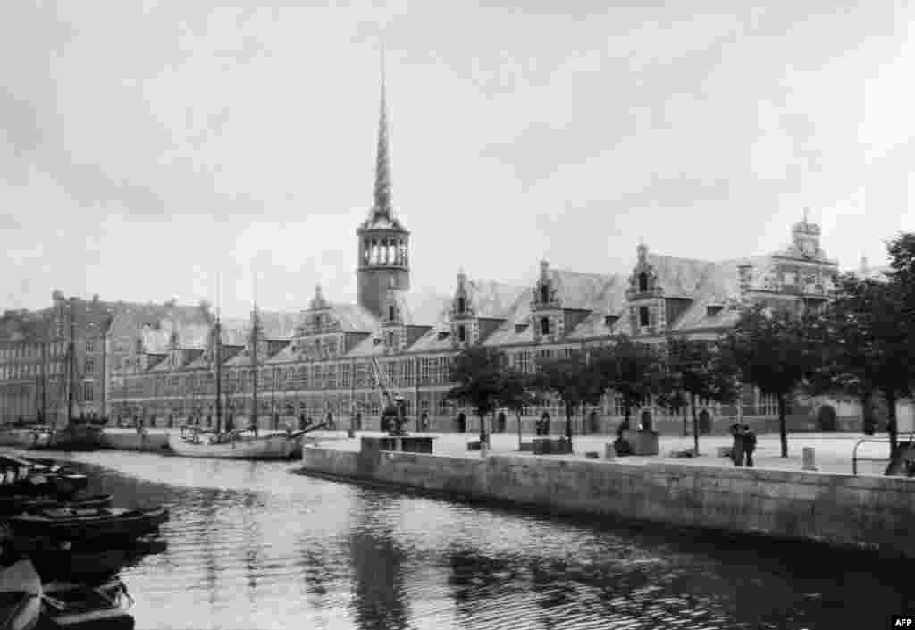 Imagine din anii 1920 a clădirii &bdquo;Boersen&rdquo;, construită cu trei secole înainte din ordinul regelui Cristian al IV-lea, în stilul &bdquo;Renașterii olandeze&rdquo;.