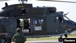 Një helikopter i KFOR-it në Prishtinë. 20 qershor 2023.