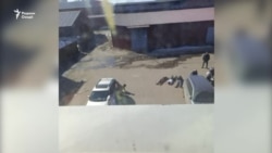 ОМОН ворвался в общежитие мигрантов из Таджикистана: выбил двери и увез 60 человек