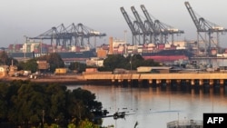 Thousands of containers filled with merchandise are stranded in the Pakistani port of Karachi. (file photo)