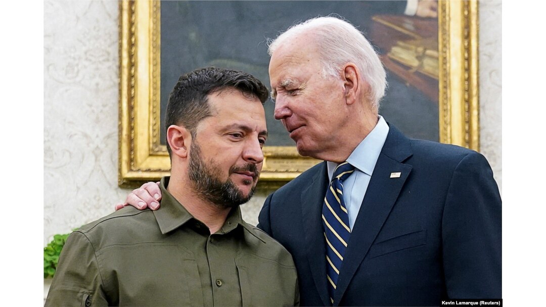 Președintele ucrainean Volodimir Zelenski este îmbrățișat de președintele american Joe Biden, în Biroul Oval al Casei Albe, Washington, 21 septembrie 2023.