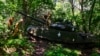 Українські військові готуються до ведення вогню по позиціях армії РФ із трофейного танка Т-80, який був захоплений під час осінньої наступальної кампанії. Неподалік Бахмуту на Донеччині, 19 червня 2023 року