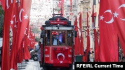 Турки праздную 100-летие со дня провозглашения республики. Стамбул, Турция, 27 октября 2023 года