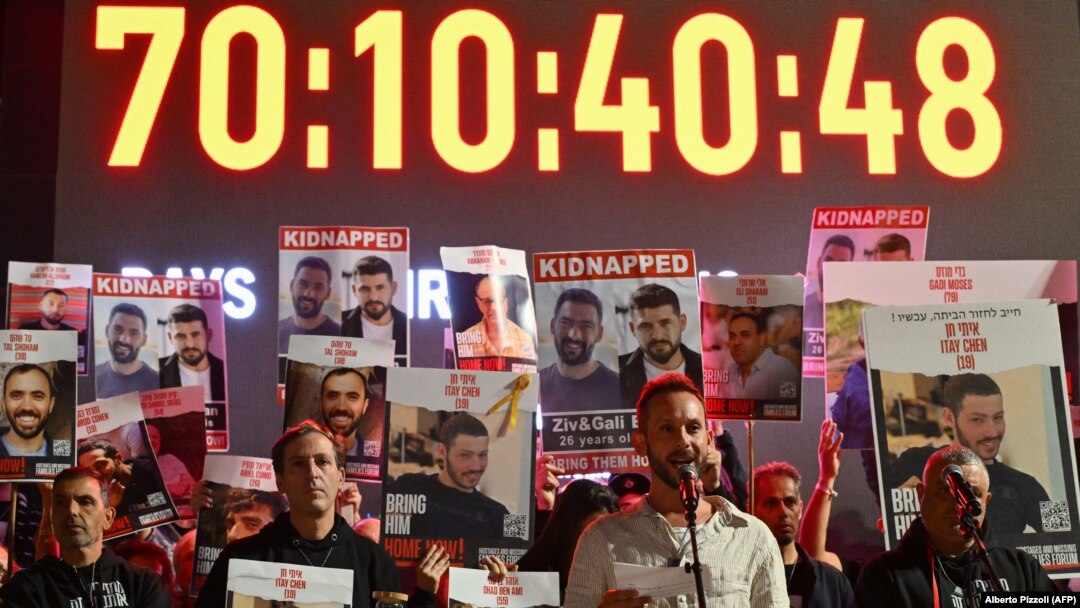 Aproximativ 100 de persoane sunt, în continuare, ținute ostatice de forțele Hamas.