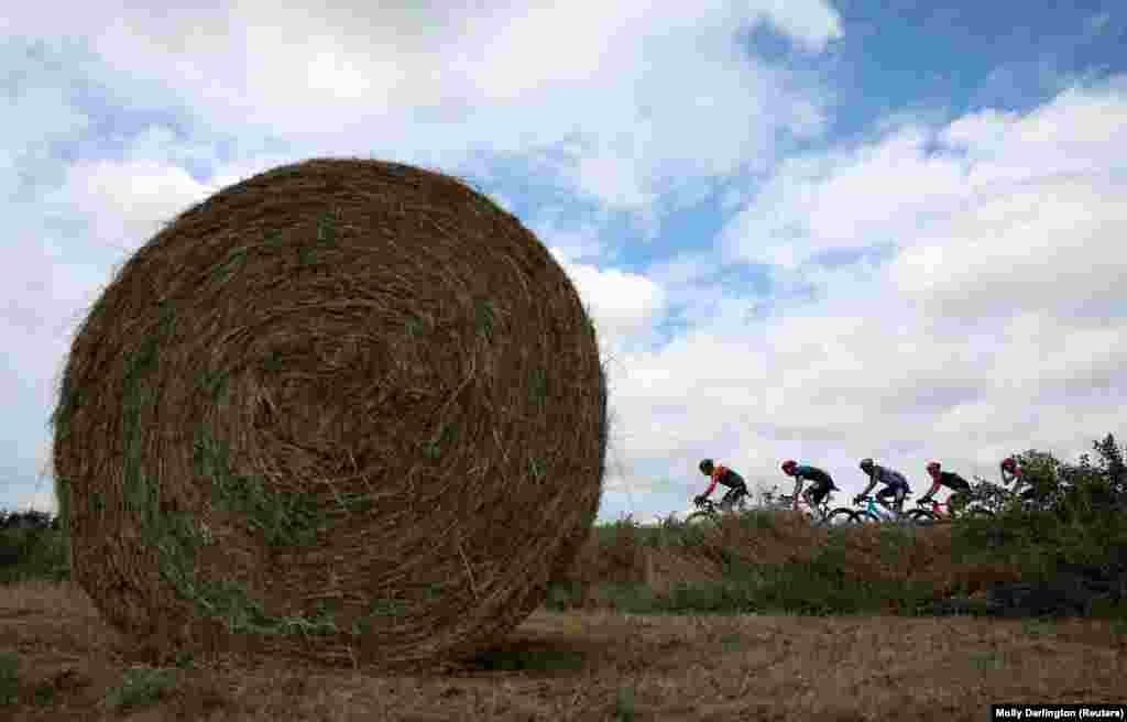 Ukupna dužina trke Tour de France je 3.498 kilometara, a put takmičare vodi preko polja, brda i kroz naselja.