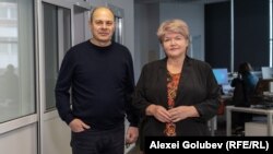 Eugen Urușciuc, autorul podcastului „În esență...” și invitata sa, Alina Radu, directoarea publicației „Ziarul de Gardă”, în redacția Europei Libere