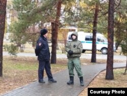 Сотрудники полиции у памятника жертвам политических репрессий, Казань, 29 октября 2023 года