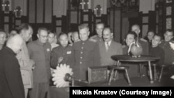  Мао Дзъдун (със светлата дреха вляво) преглежда битови предмети, донесени от певческия отбор на Българската национална войска, Пекин, 1954 година 