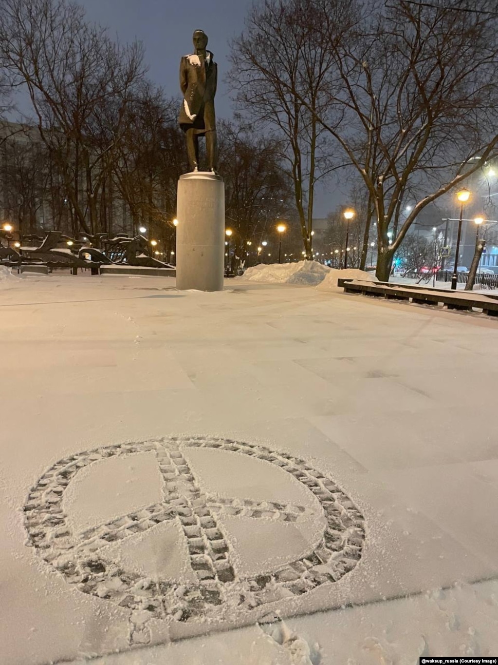 Në shenjë e paqes e realizuar mbi borë në Shën Petersburg. Kanali &quot;Wake Up Russia&quot; në Telegram përqendrohet mbi mospajtimet e shprehura brenda Rusisë, por, po ashtu, paraqet disa prej akteve të shumta kreative të kundërshtimit nga rusët jashtë vendit.