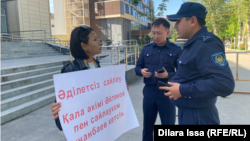 Аклима Пернеева проводит пикет в Шымкенте. 12 апреля 2023 года