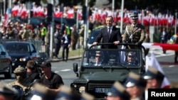 Польшанын президенти Анджей Дуда аскердик парадга катышып жатат. 15-август, 2023-жыл. Варшава.
