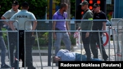 Osumnjičeni je priveden nakon pucnjave u kojoj je ranjen slovački premijer Robert Fico, nakon sastanka slovačke vlade u Handlovi, 15. maja. 