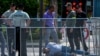 Едно осомничено лице беше приведено по пукањето во кое беше ранет словачкиот премиер Роберт Фицо, по состанокот на словачката влада во Хандлова, на 15 мај. Фицо, кој е повреден, е пренесен во локалната болница.