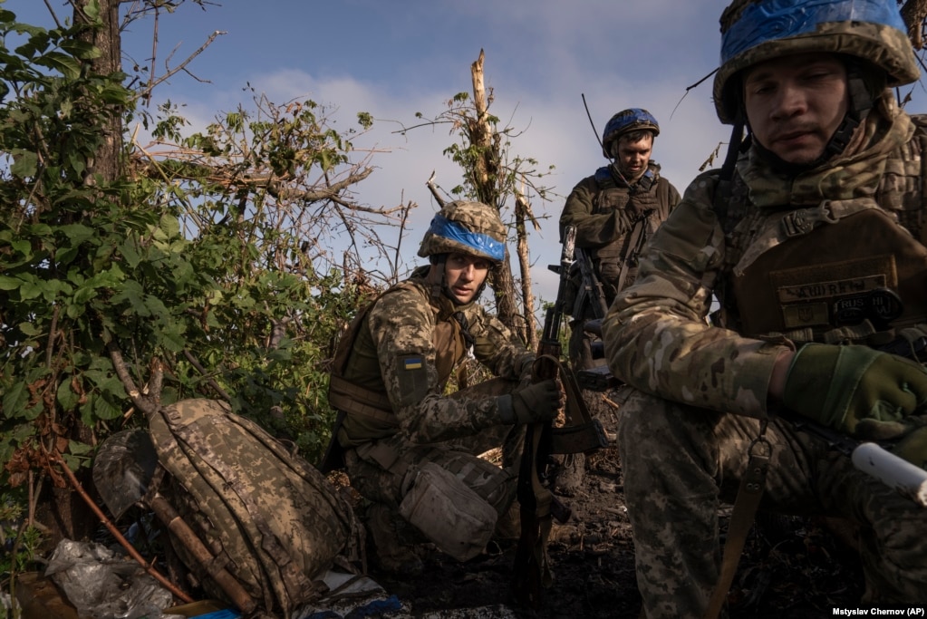 Brigada e Tretë Sulmuese (foto e shkrepur pranë Andrijivkas më 16 shtator), është e përbërë tërësisht nga vullnetarë dhe konsiderohet si një nga trupat më të mira dhe më me përvojë të Ukrainës. Ajo ka luftuar pothuajse pa pushim në lindje që nga janari, ndërsa njësitë me më pak përvojë patën trajnime të reja dhe armë moderne për të luftuar në jug.