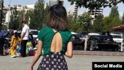 یک زن مخالف حجاب اجباری در تهران