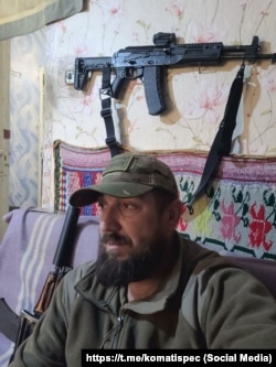 Константин Маслов, позывной «‎Комати», воевал против Украины с 2014 года, в том числе в отряде «‎Царские волки». Бывший российский спецназовец, в Севастополь переехал в 2021 году, на момент смерти в августе 2023 года был замкомандира отряда «‎Барс-3», похоронен в Севастополе