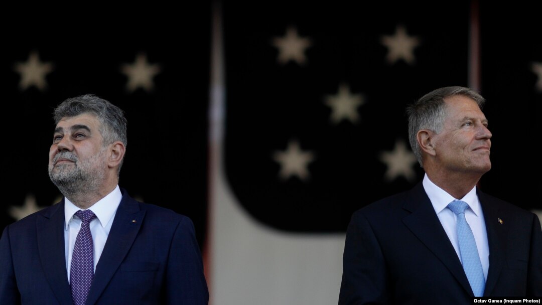 Marcel Ciolacu (stânga) și colegii săi din Birou Permanent Naţional al PSD discută la ora 11:00 despre proiectul de lege al PNL prin care preşedintele Klaus Iohannis (dreapta) ar putea candida la alegerile parlamentare de pe 1 decembrie.