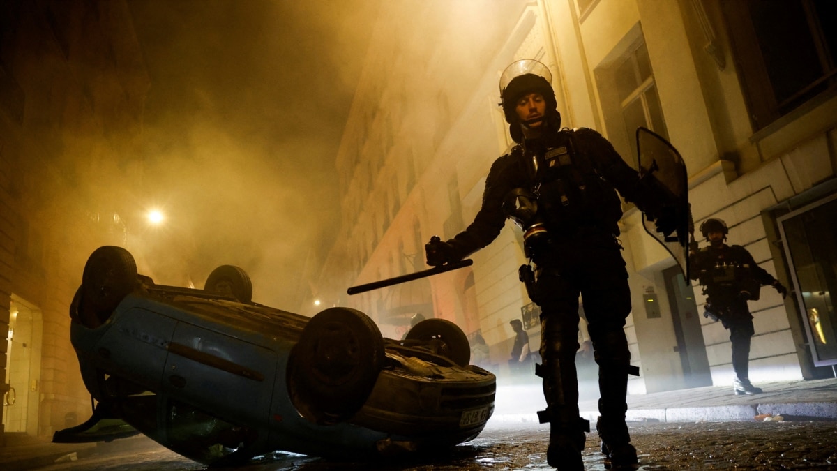 Счупени витрини, ограбени магазини, хиляди арестувани. Поводът е едно убийство.