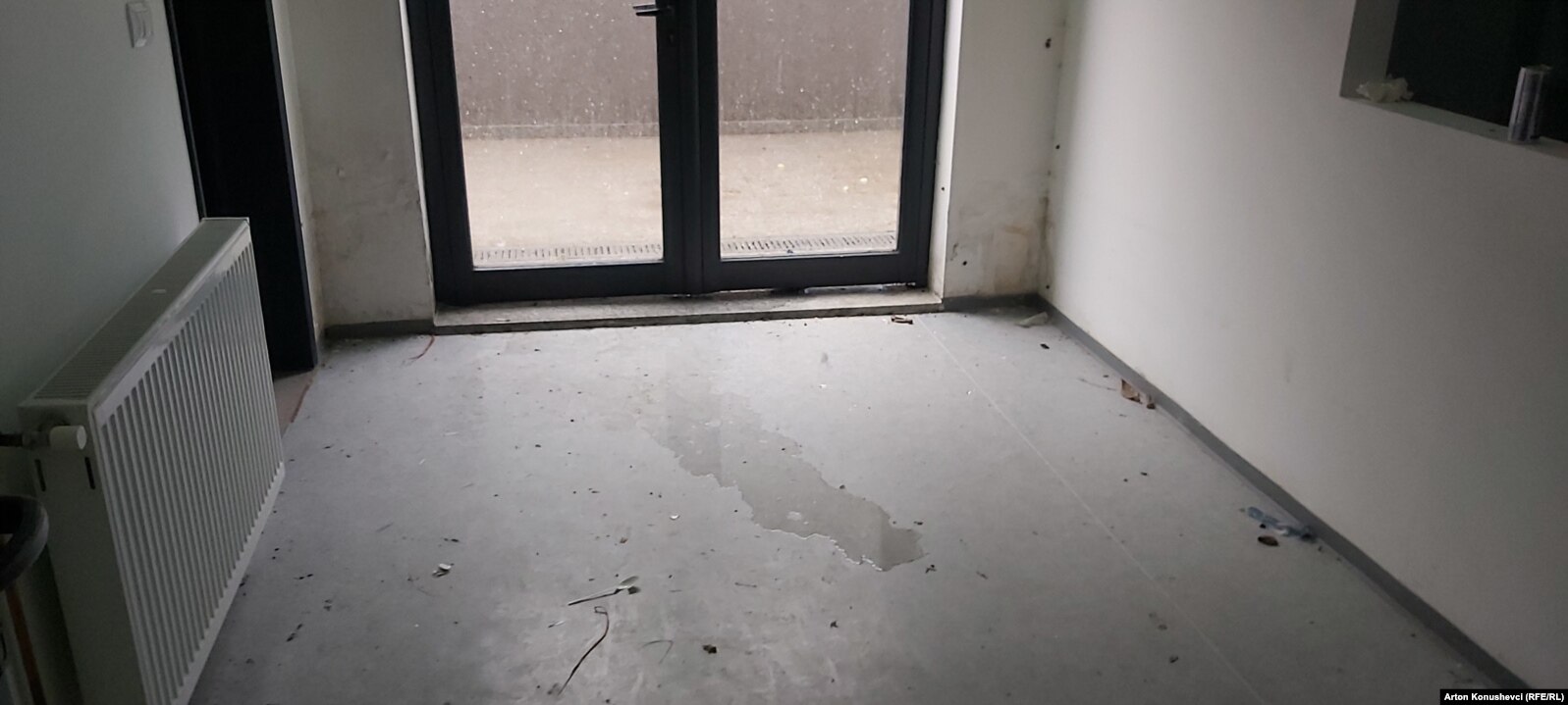 Shiu depërton brenda klinikës në katin e parë. Veç ujit, shihet edhe dyshemeja e papastër dhe e dëmtuar nga uji.