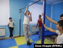 Grigor Manukian attempts a one-fingered pull-up in Talin's "Home of the Titans."