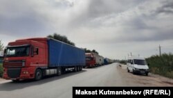 Очередь из грузовых авто на кыргызско-казахской границе. 22 августа 2023 года.