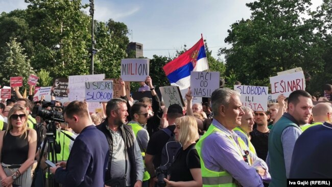 Transparenti koje nose učesnici protesta "Srbija protiv nasilja", 3. jun 2023.