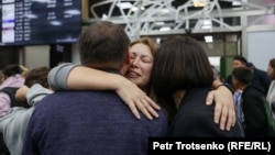 Пассажирка рейса Тель-Авив — Алматы обнимает родственников в аэропорту. 10 октября 2023 года