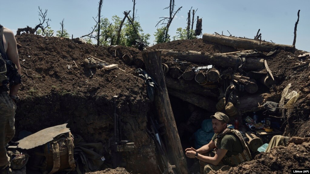 Một người lính Ukraine nghỉ ngơi trong chiến hào mới chiếm được gần Bakhmut.