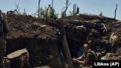 Український солдат у нещодавно зайнятому окопі, де раніше були російські військові, поблизу Бахмута, 4 липня 2023 року