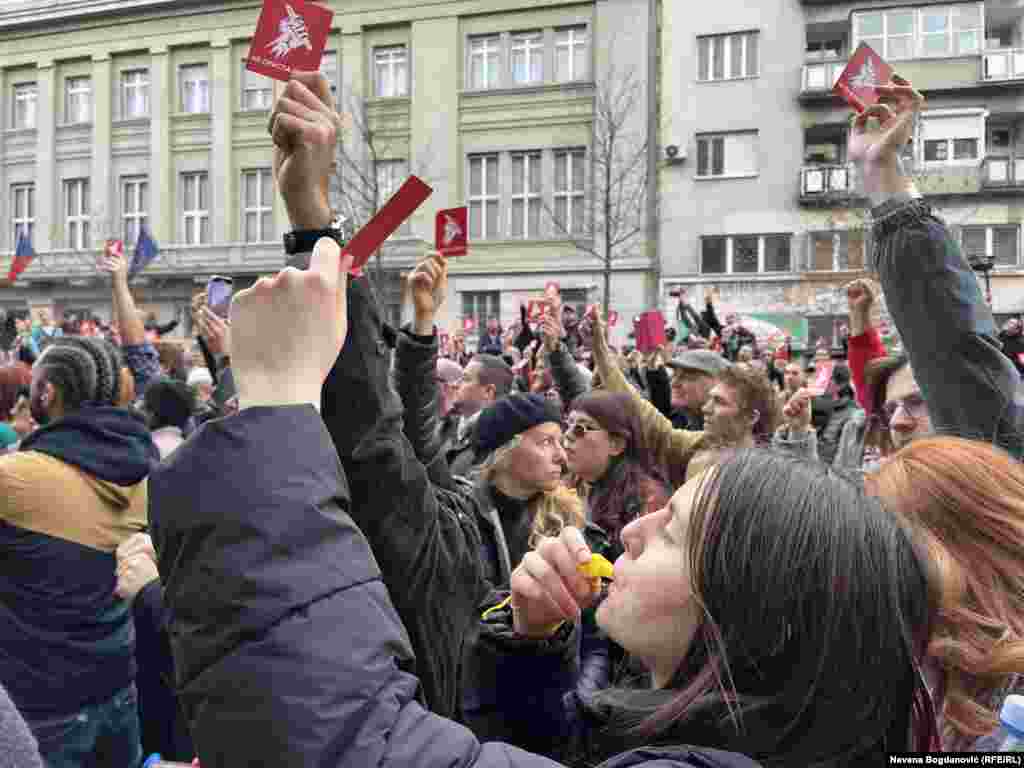 Demonstranti su pokazali &#39;crveni karton&#39; vlastima.&nbsp;Beograd, 30. decembar 2023.