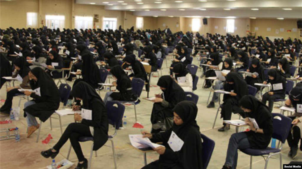 تنبیه معلمان به دلایل سیاسی چون «شرکت نکردن در انتخابات» همزمان با پذیرش بیش از «سه هزار و پانصد طلبه زن و مرد به عنوان معلم» در آزمون استخدامی انجام شده است