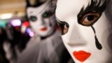 Maskirani izvođači učestvovali su 16. marta na karnevalu u Strumici na jugoistoku Sjeverne Makedonije. Događaj se poklapa sa Trimerijem, pravoslavnim hrišćanskim praznikom na kome učesnici rastjeraju zle duhove plesnim ritualima.