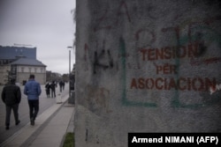 "Tension për Asociacion", shkruan në murin e ndërtesës ku ndodhet Kuvendi dhe Presidenca e Kosovës. (Foto: AFP)